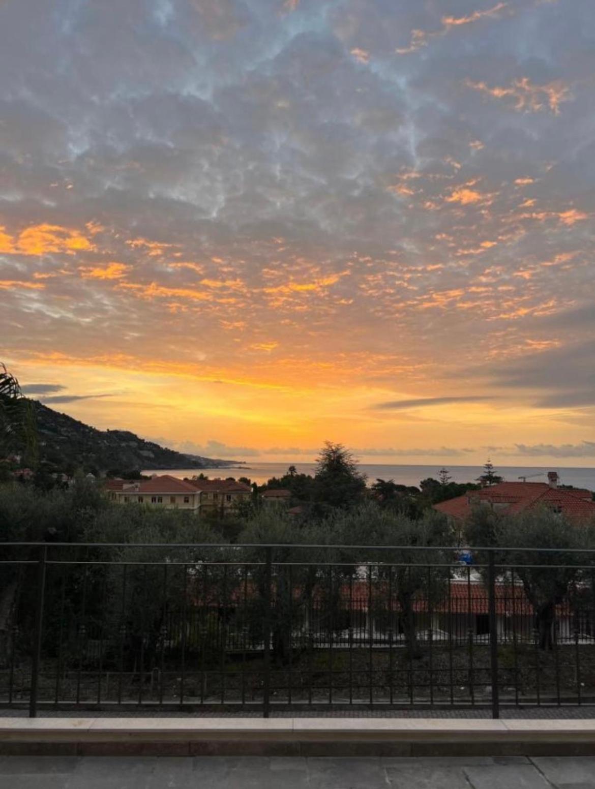 Corso Montecarlo Apartment เวนติมิญา ภายนอก รูปภาพ